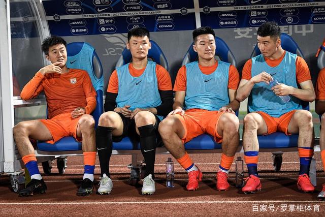 曼联官宣霍伊伦德4400万离队，拉爵一亿卖人大计开启！四十老将续约已定